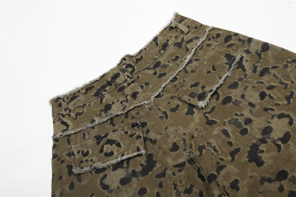 Pantaloncini cropped con stampa leopardata mimetica