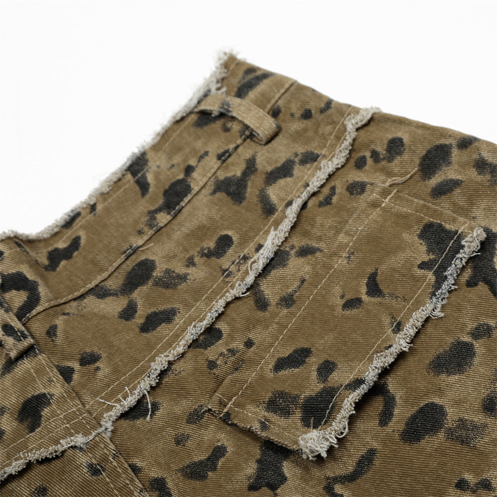Pantaloncini cropped con stampa leopardata mimetica