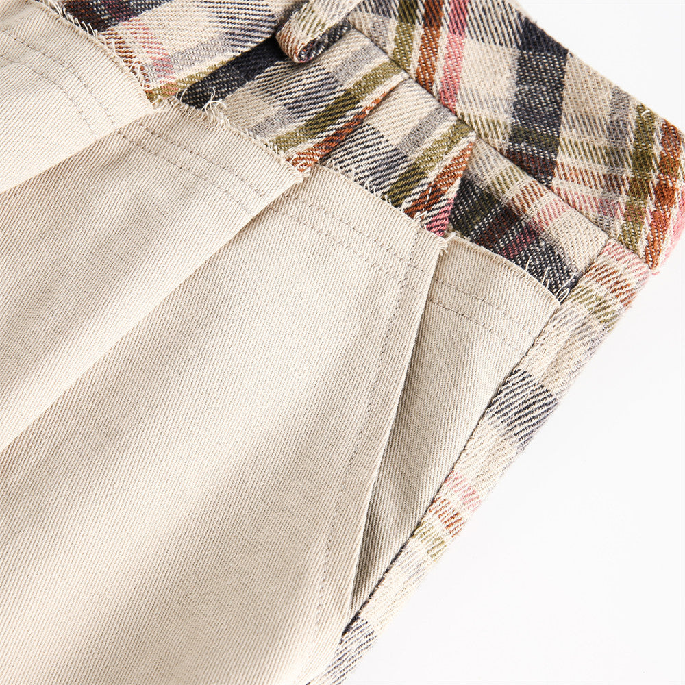 Pantaloni a pieghe ampi e irregolari a quadri, dal design distintivo.