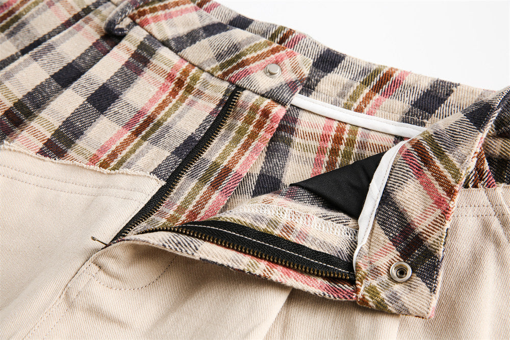 Pantaloni a pieghe ampi e irregolari a quadri, dal design distintivo.