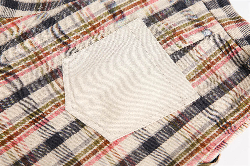 Pantaloni a pieghe ampi e irregolari a quadri, dal design distintivo.