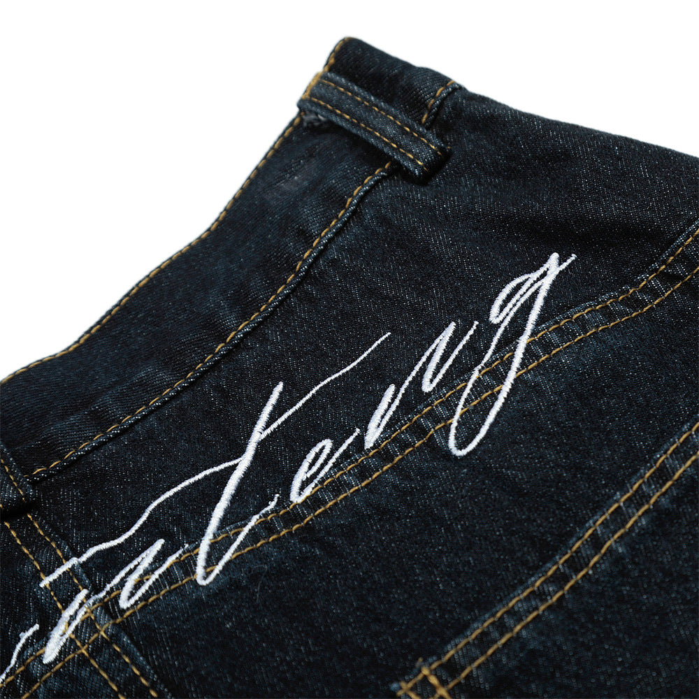 Pantaloncini di jeans tinti in modo audace con pantaloncini