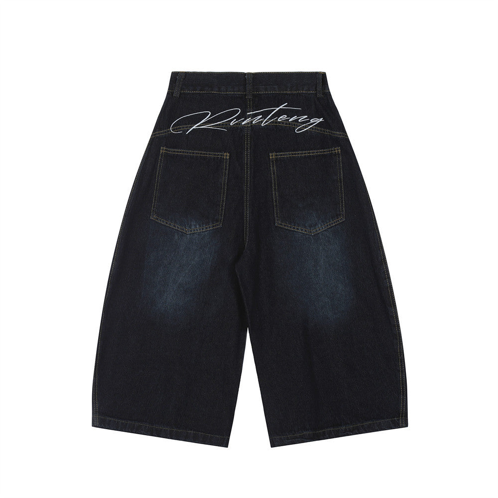 Pantaloncini di jeans tinti in modo audace con pantaloncini