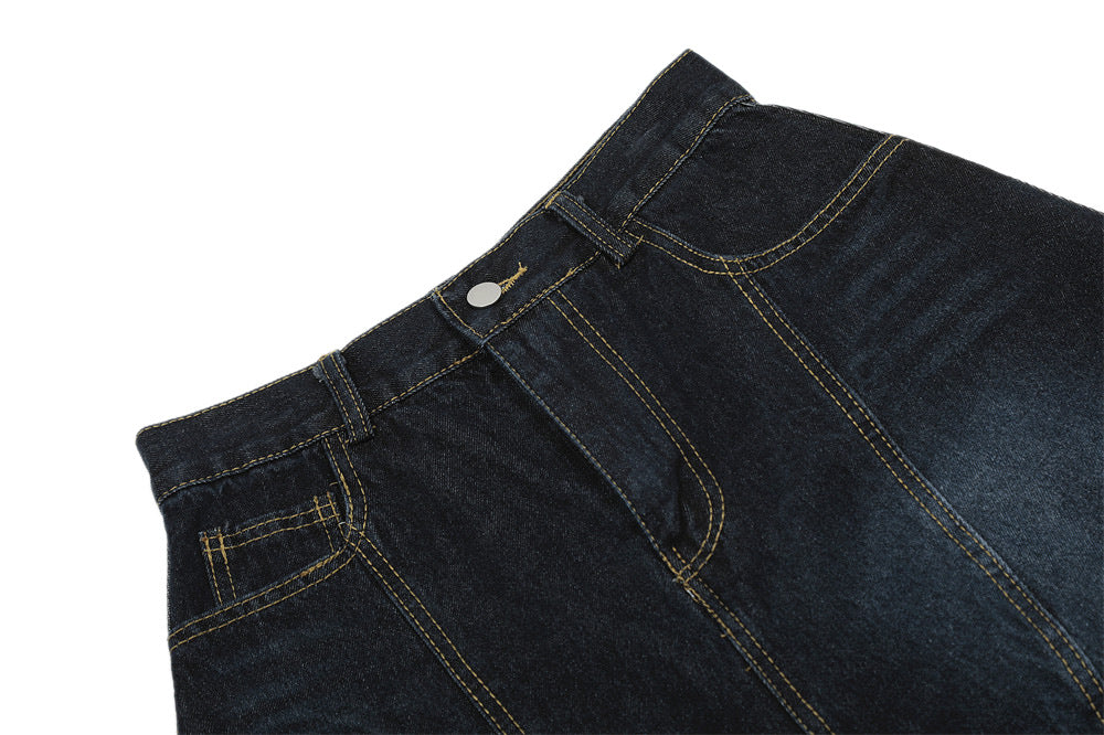 Pantaloncini di jeans tinti in modo audace con pantaloncini