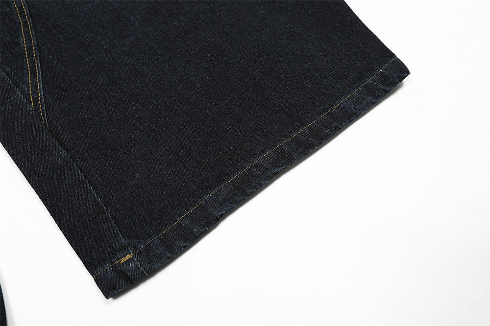 Pantaloncini di jeans tinti in modo audace con pantaloncini
