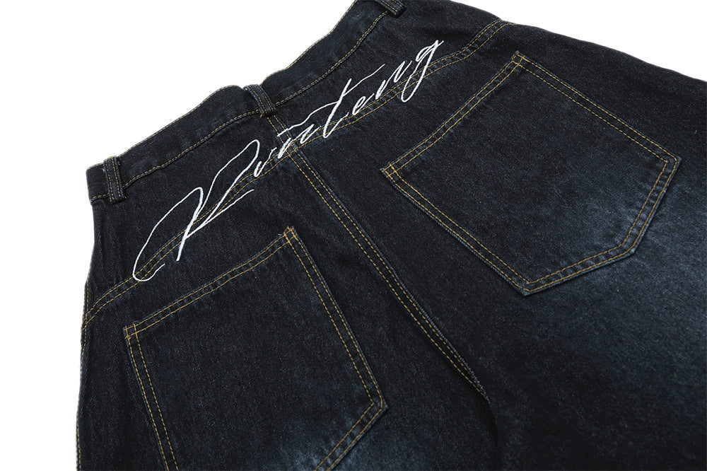 Pantaloncini di jeans tinti in modo audace con pantaloncini