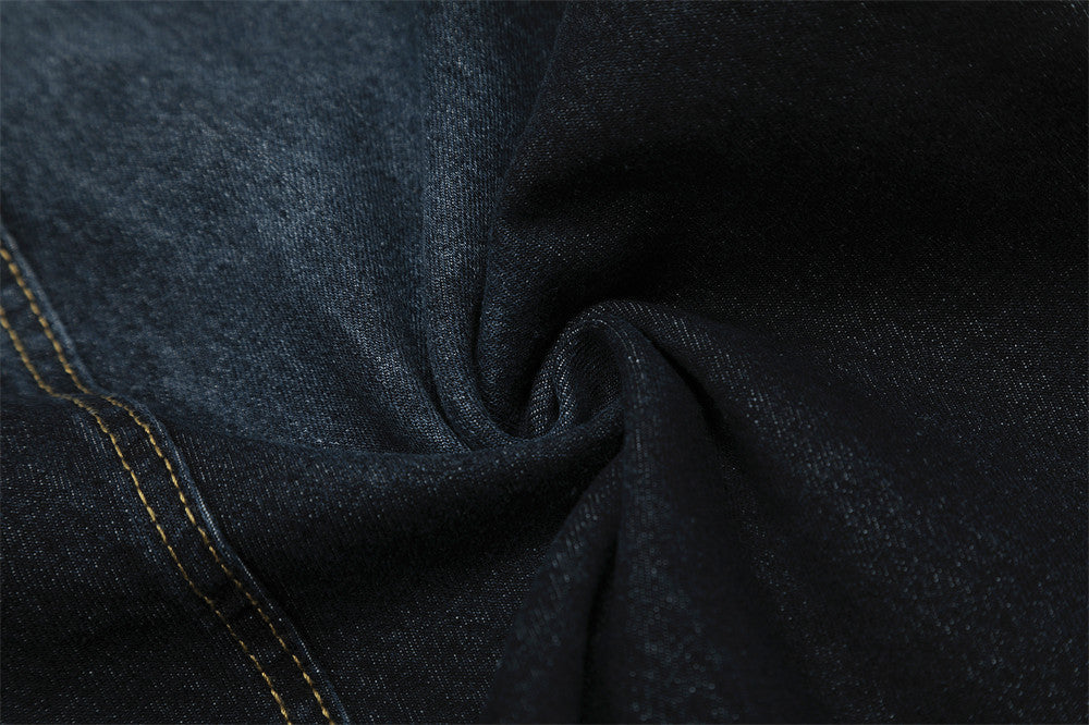 Pantaloncini di jeans tinti in modo audace con pantaloncini