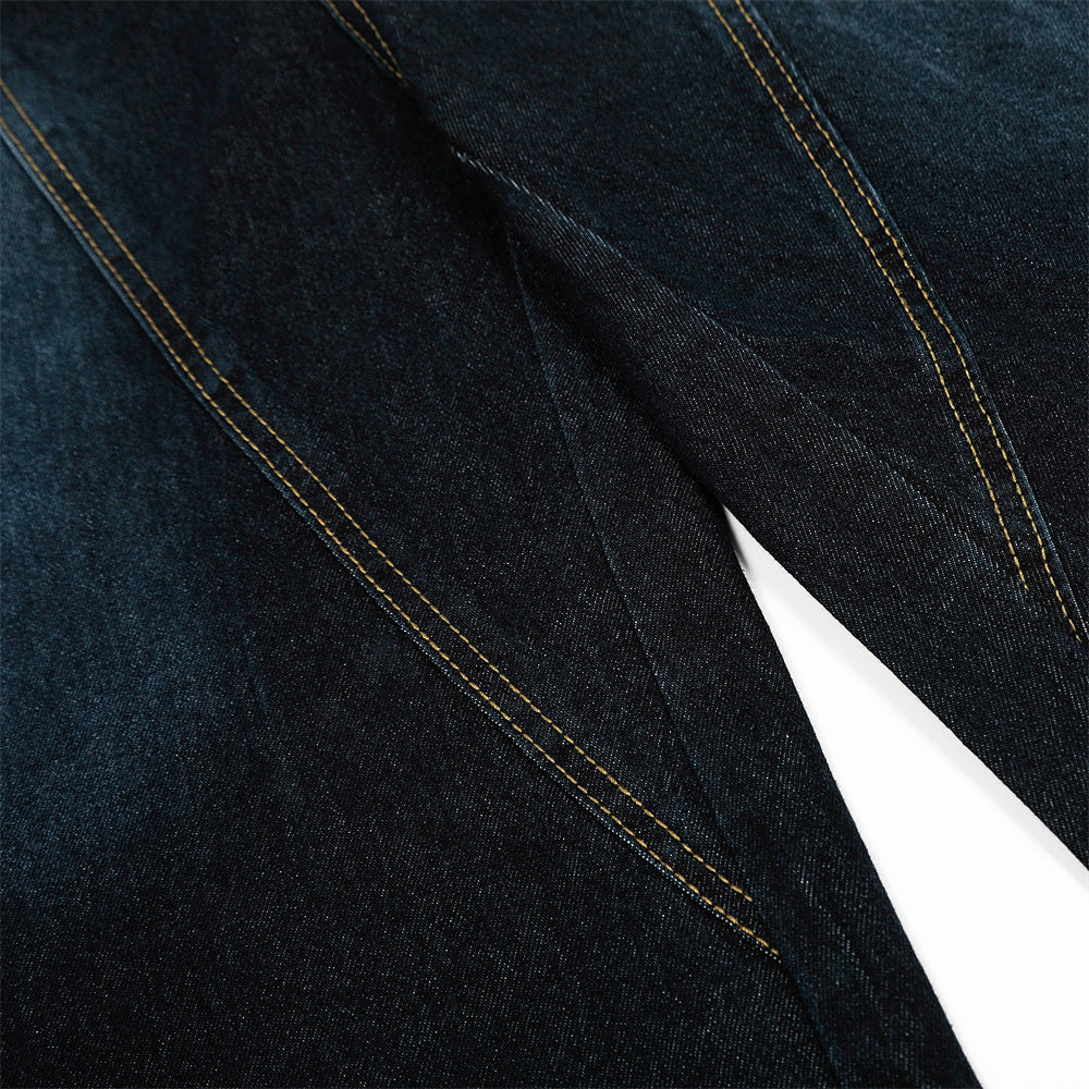 Pantaloncini di jeans tinti in modo audace con pantaloncini