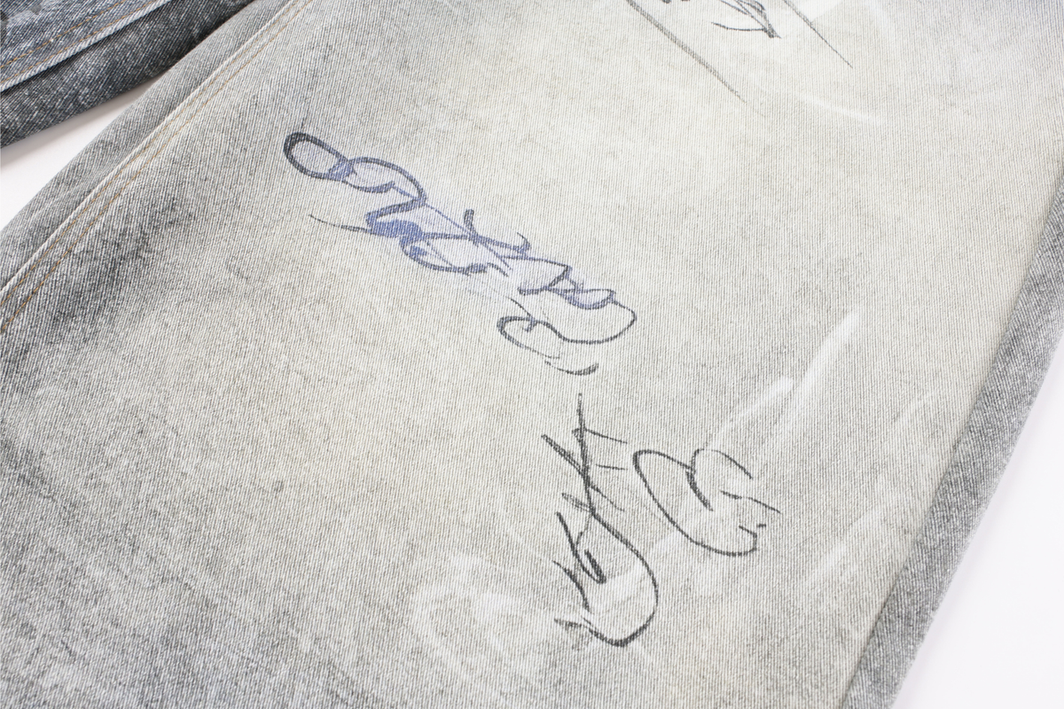 Pantalon en jean délavé à coupe incurvée Madxmarx Graffiti
