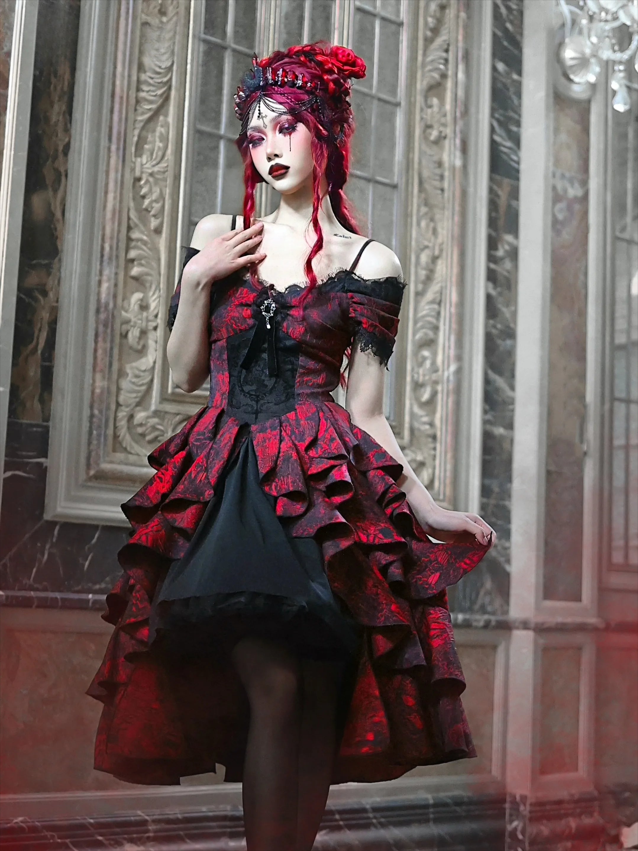 Robe Lolita d'automne rouge et noire de style gothique japonais, épaules dénudées, coupe ample, taille haute, idéale pour Halloween et Halloween.