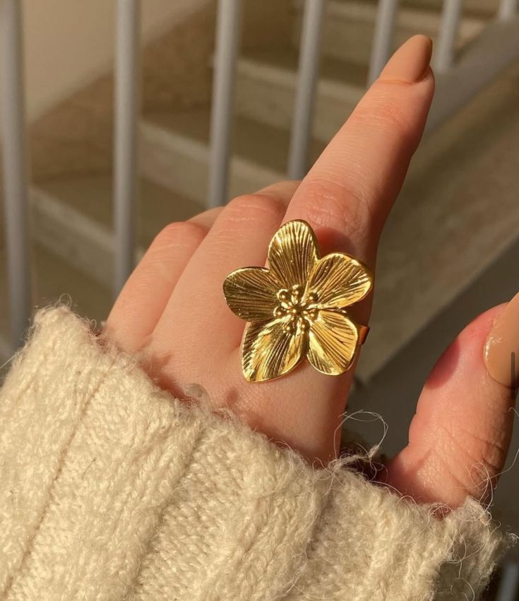 Five-petal stamens ring gold
