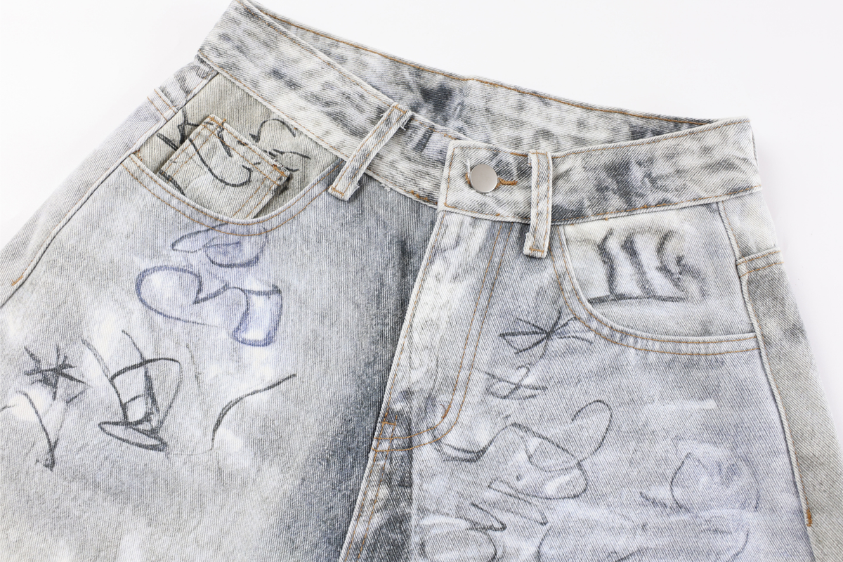 Pantalon en jean délavé à coupe incurvée Madxmarx Graffiti