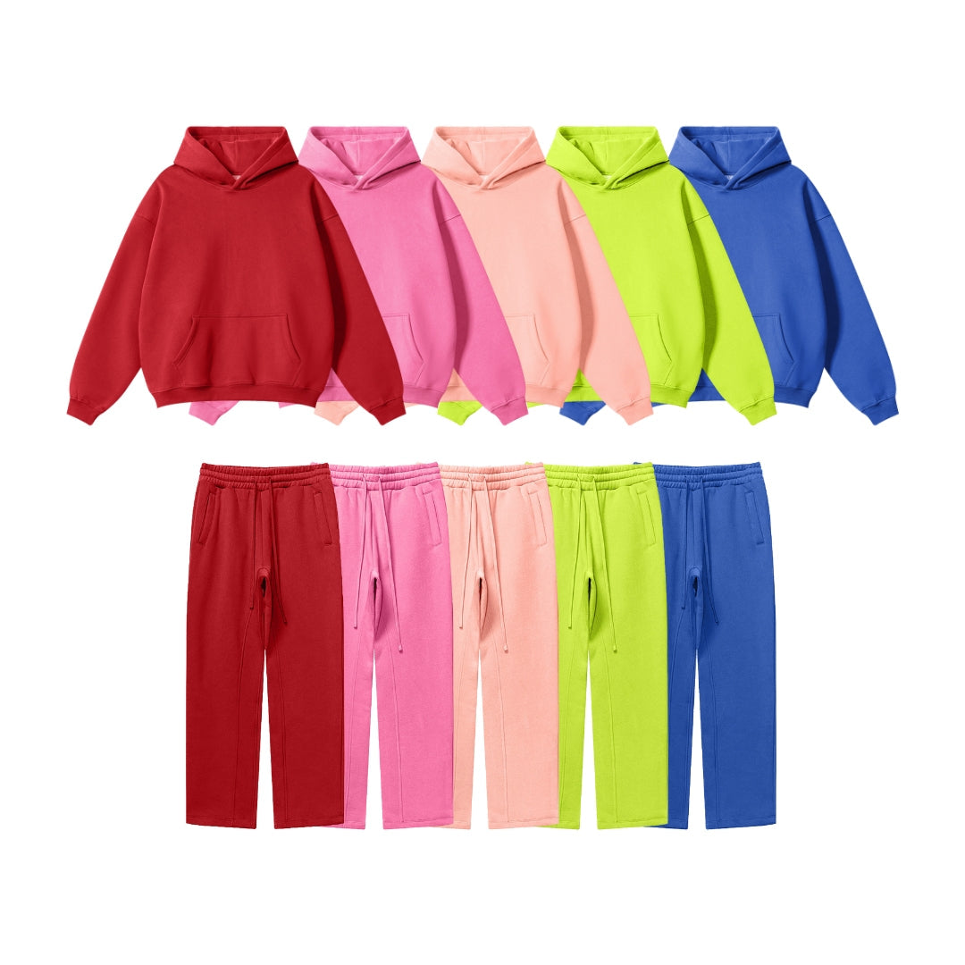 Ensemble survêtement composé d'un sweat à capuche oversize et d'un pantalon de jogging, doublés en polaire.