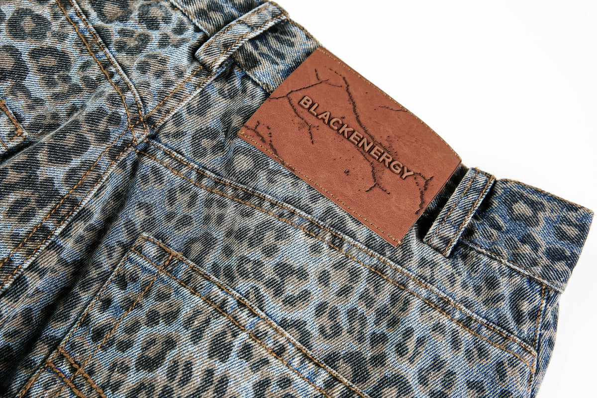 Pantalones de mezclilla tipo barril con estampado de leopardo Madxmarx