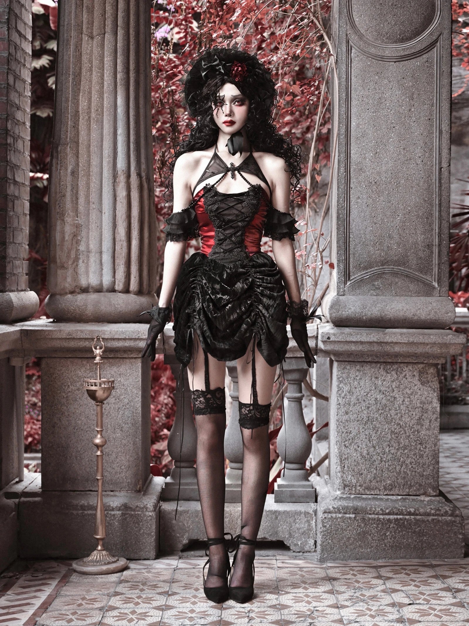 Robe mini gothique en velours noir et rouge à bretelles fines et cordon de serrage, style grunge, idéale pour Halloween et l'automne.
