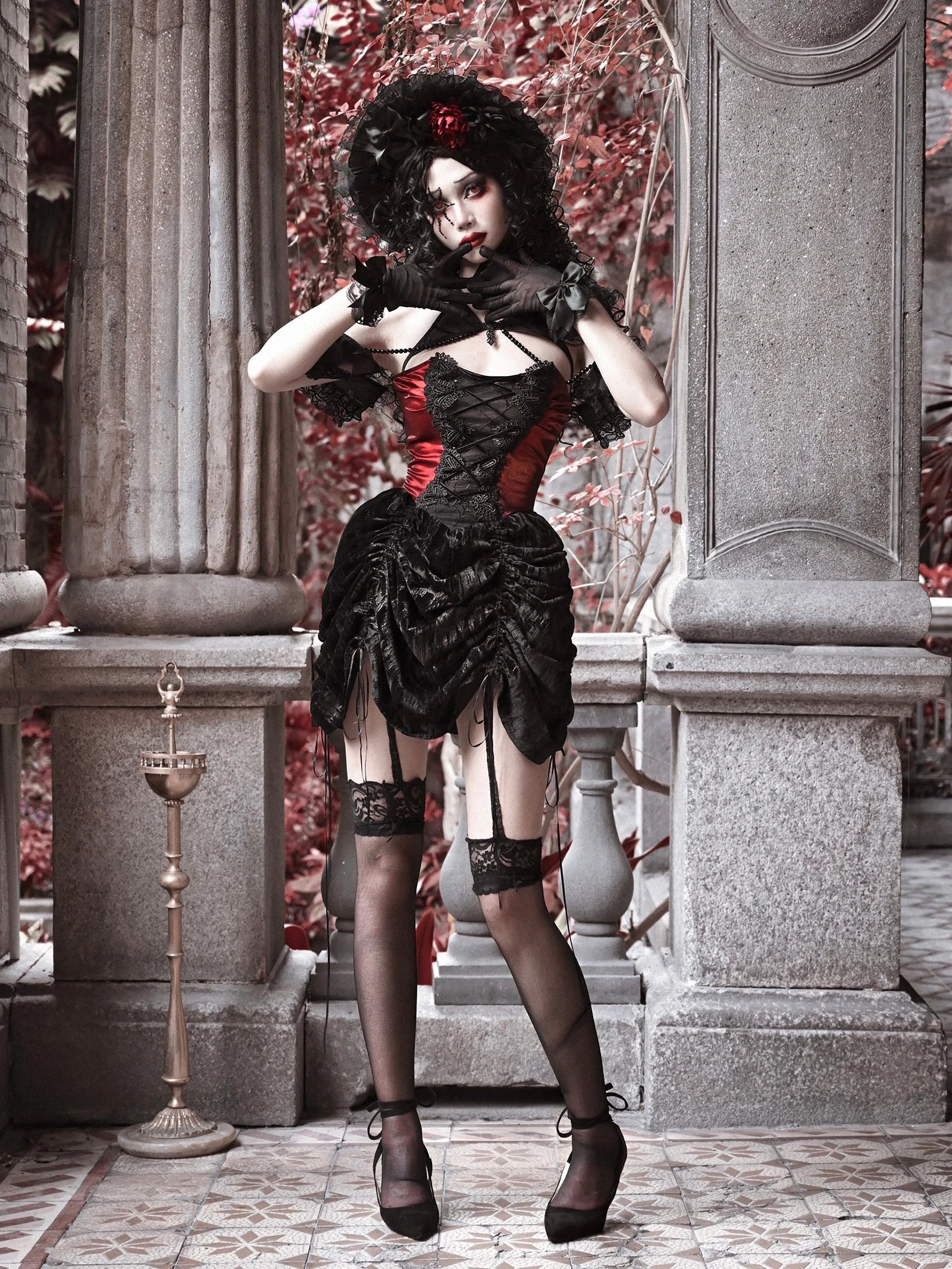 Robe mini gothique en velours noir et rouge à bretelles fines et cordon de serrage, style grunge, idéale pour Halloween et l'automne.
