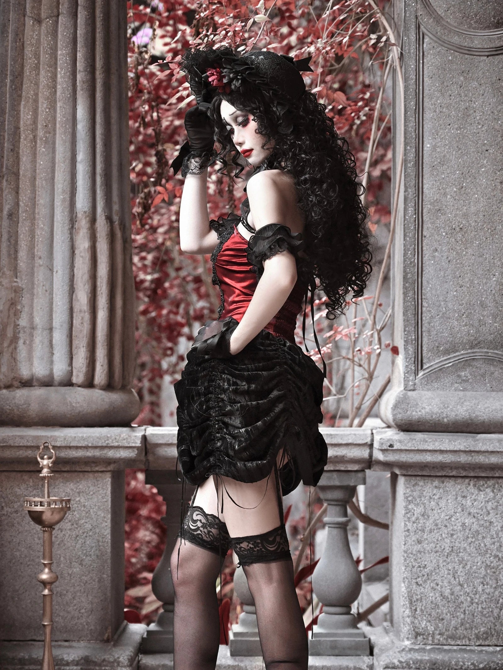 Robe mini gothique en velours noir et rouge à bretelles fines et cordon de serrage, style grunge, idéale pour Halloween et l'automne.