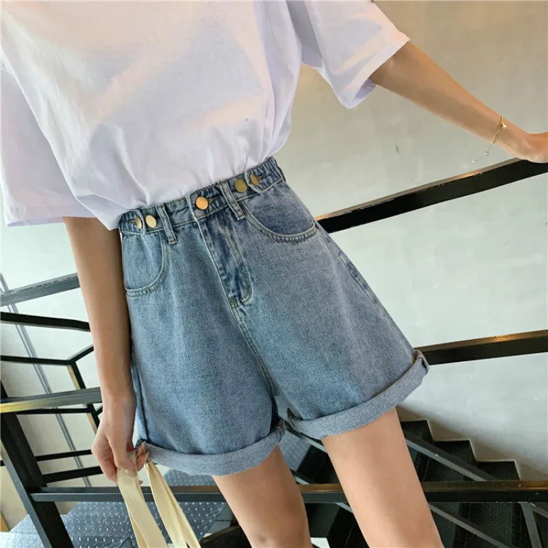 Pantaloncini in denim da donna eleganti e alla moda con bottoni