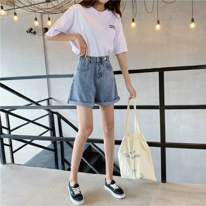 Pantaloncini in denim da donna eleganti e alla moda con bottoni