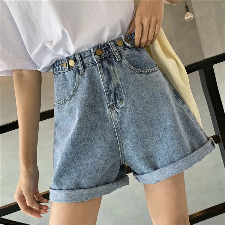 Pantaloncini in denim da donna eleganti e alla moda con bottoni