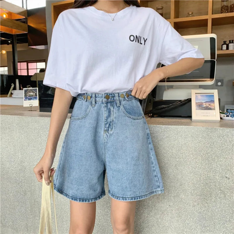 Pantaloncini in denim da donna eleganti e alla moda con bottoni