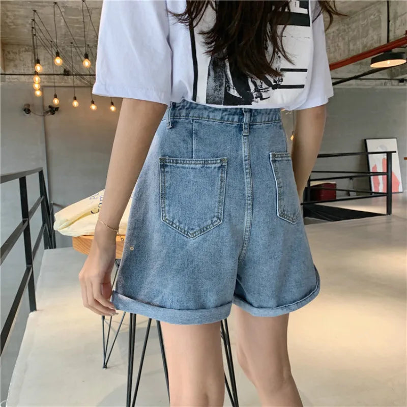 Pantaloncini in denim da donna eleganti e alla moda con bottoni