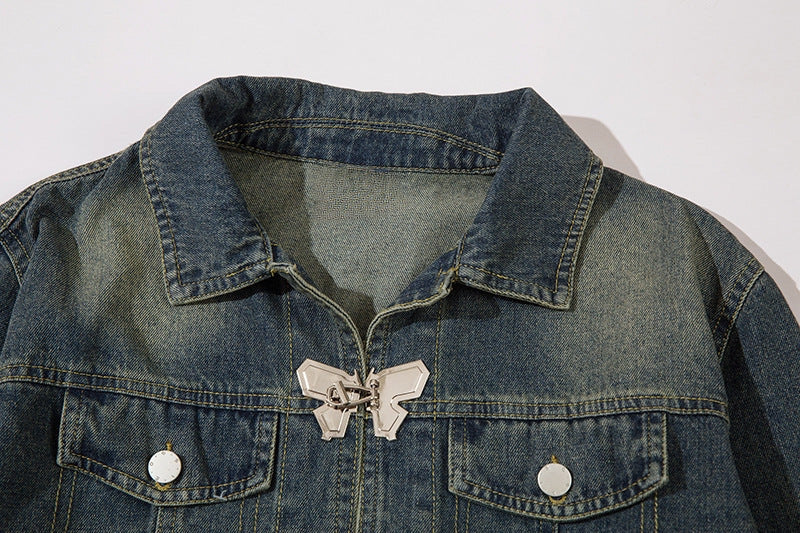 Veste courte en jean avec boucle en métal papillon