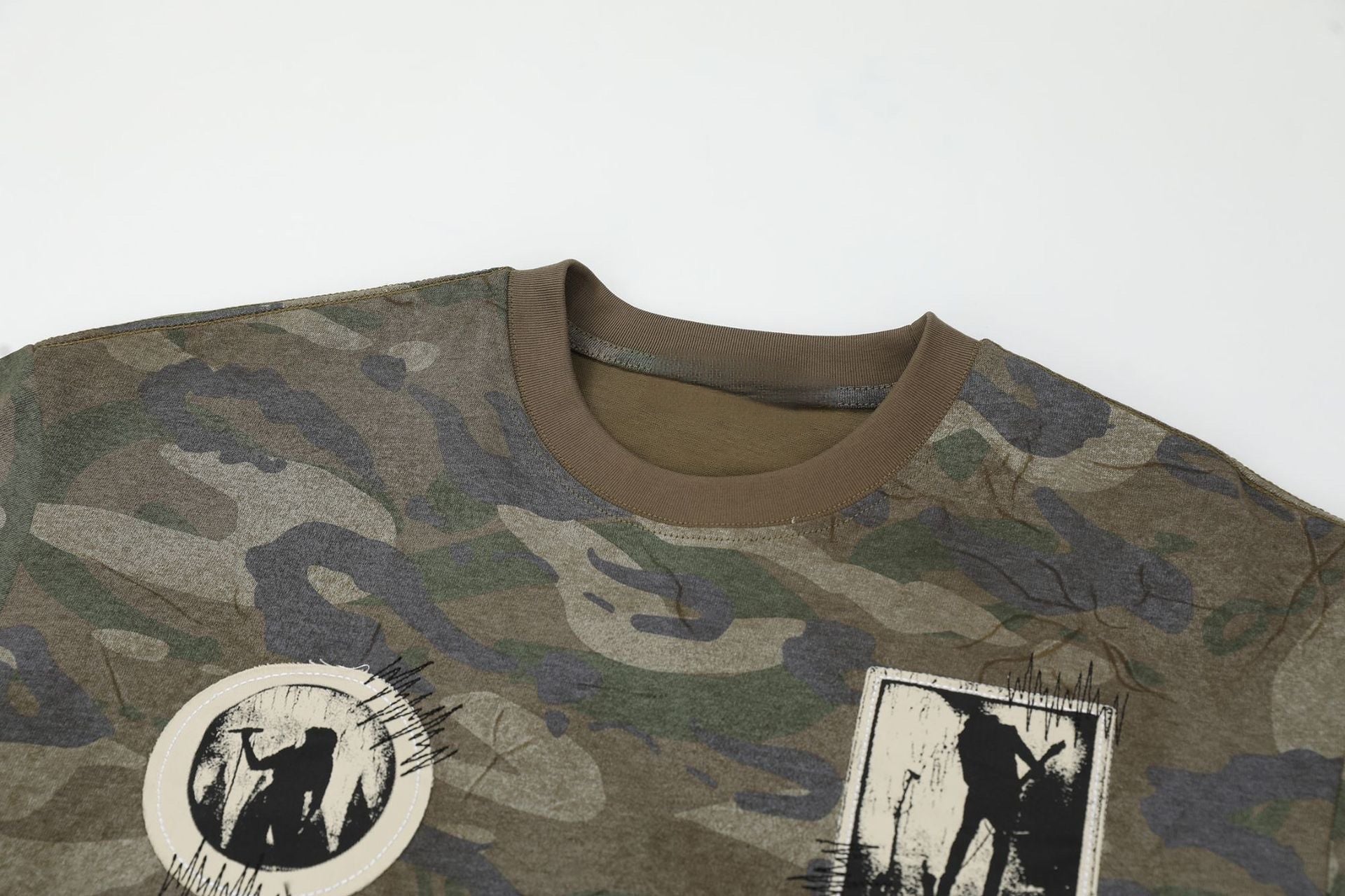 T-shirt ample imprimé camouflage avec autocollants