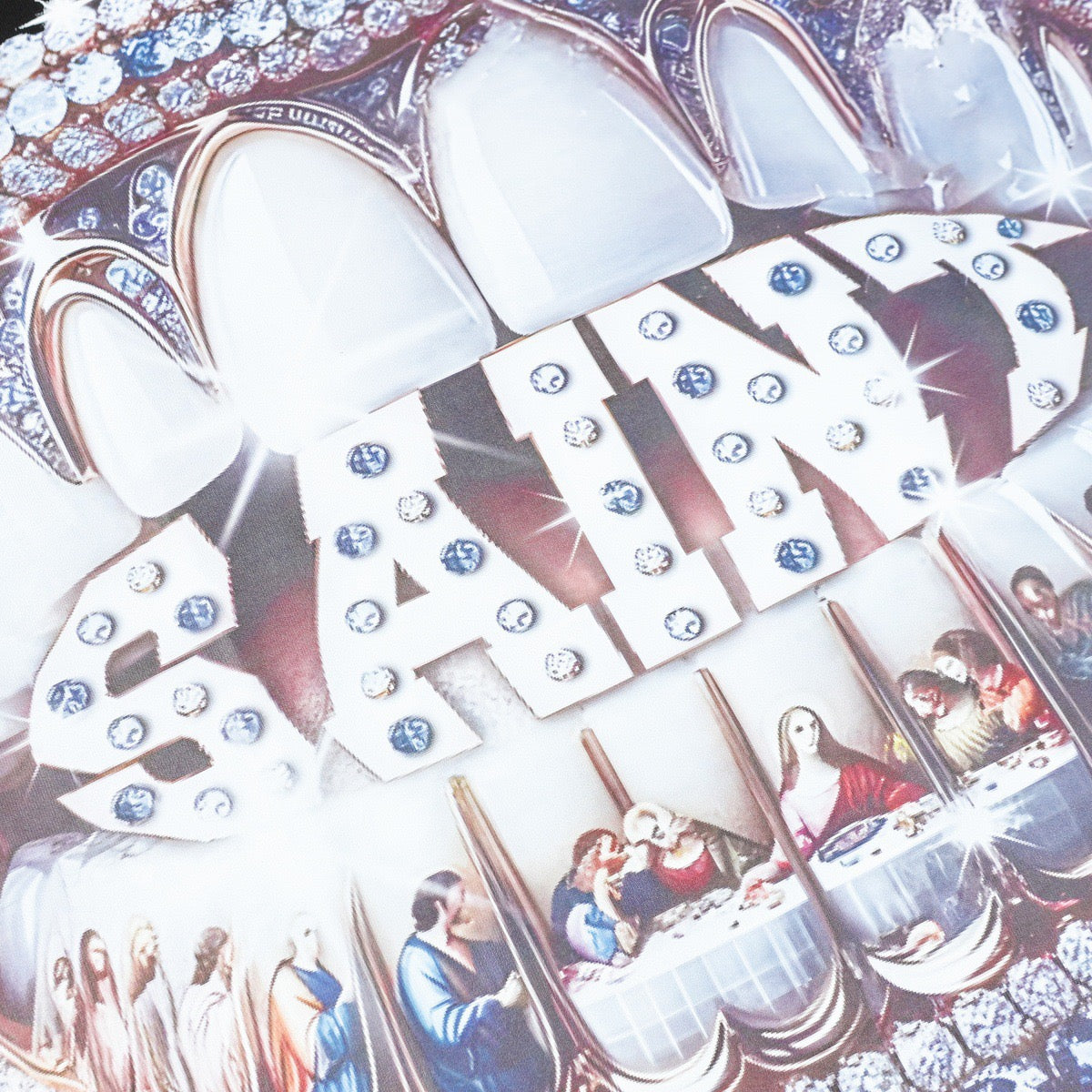 Camiseta com estampa "Saint" em strass Madxmarx