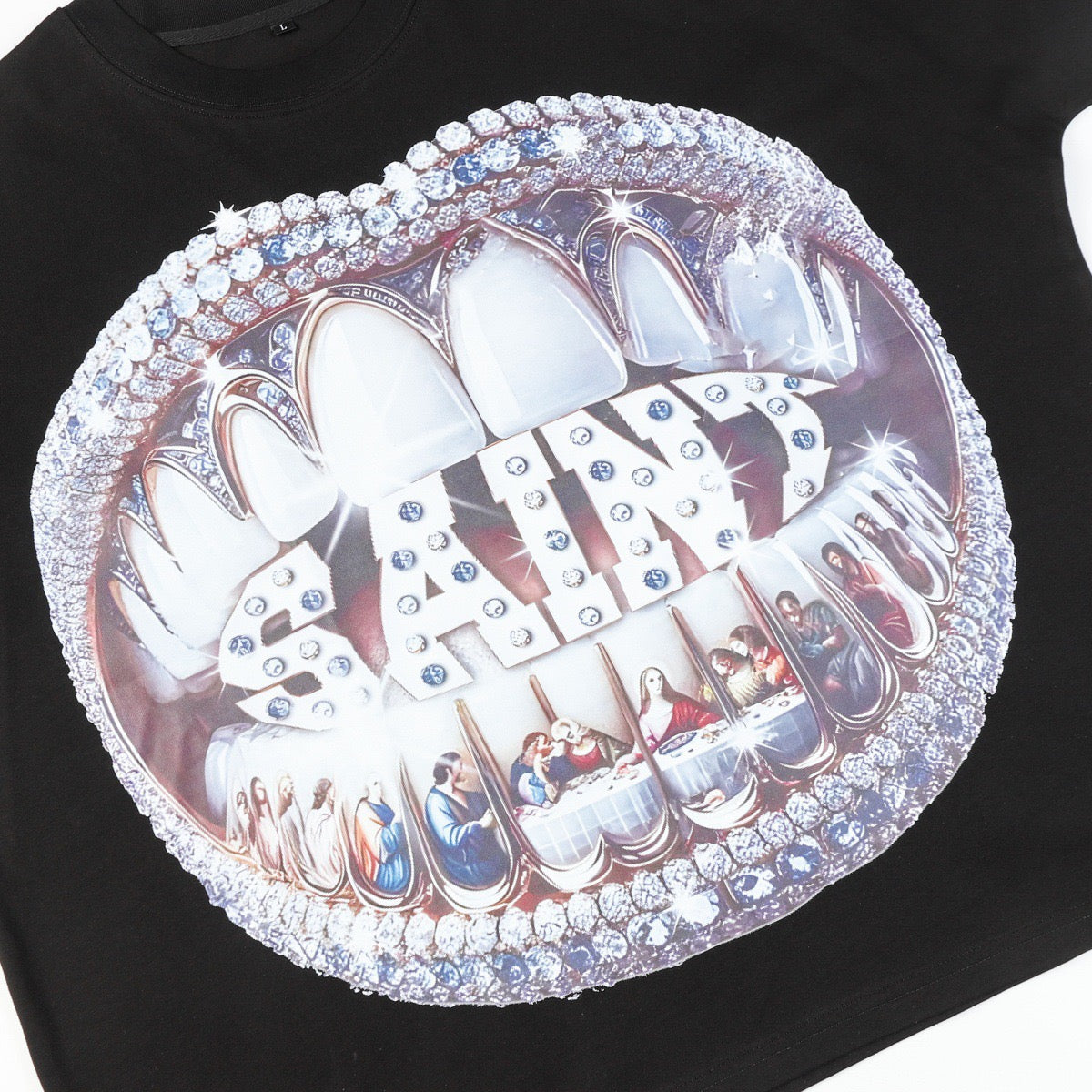 Camiseta com estampa "Saint" em strass Madxmarx