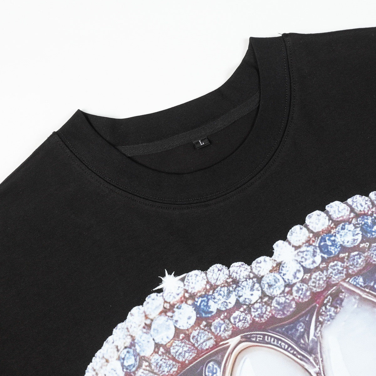 Camiseta com estampa "Saint" em strass Madxmarx