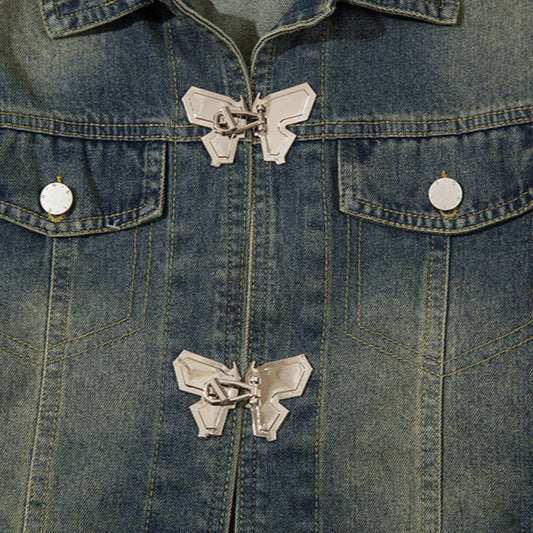 Veste courte en jean avec boucle en métal papillon
