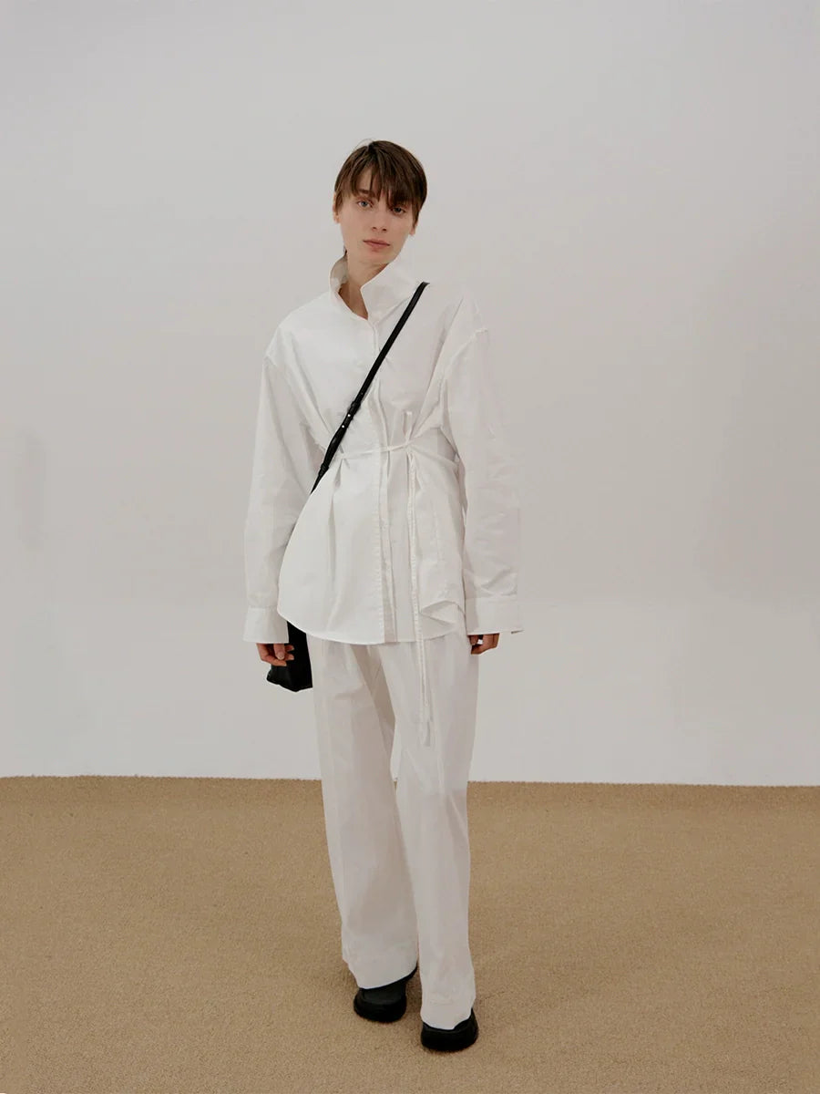 Camicia a maniche lunghe con collo alto e cintura