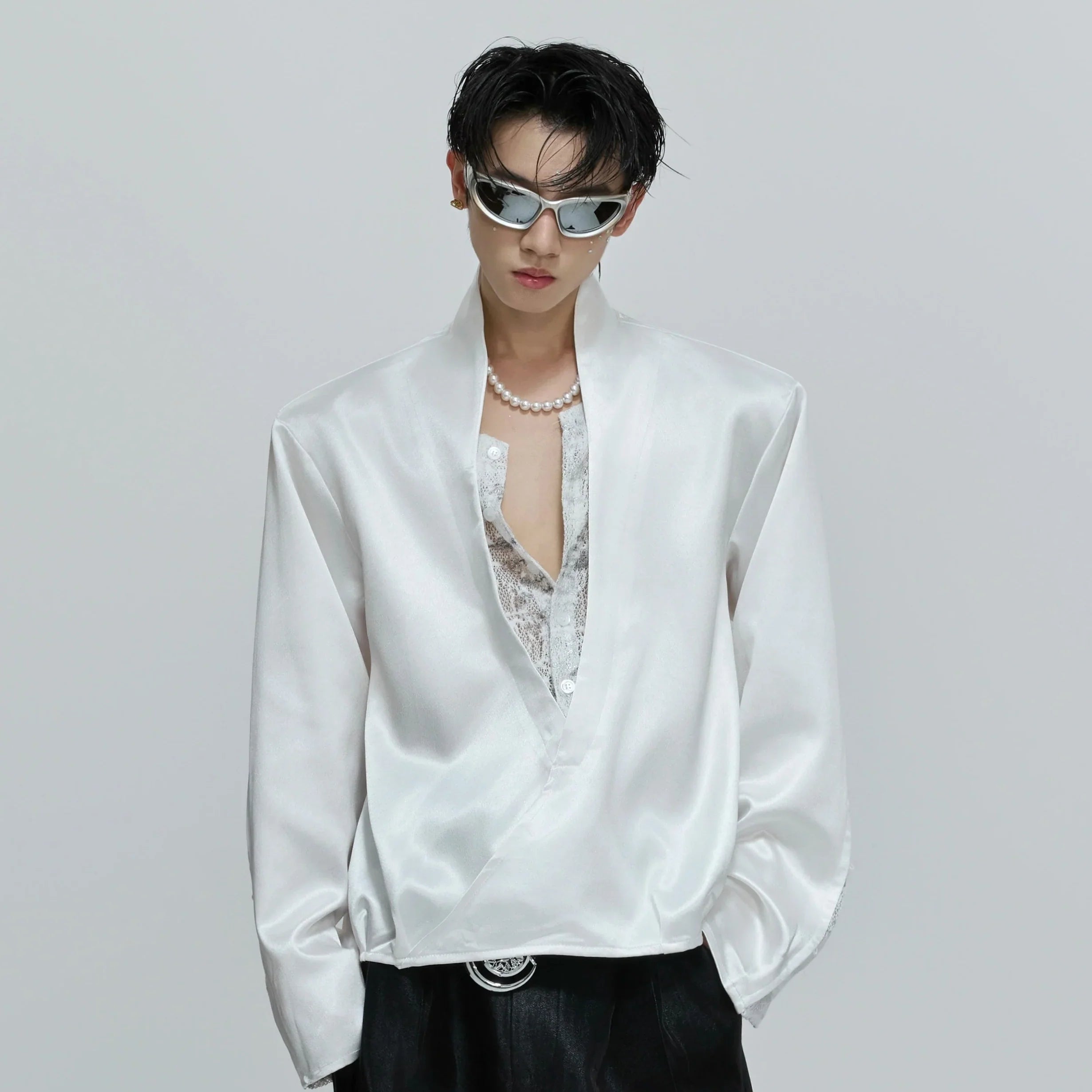 Camicia a maniche lunghe in raso di pizzo con scollo a V a strati finti