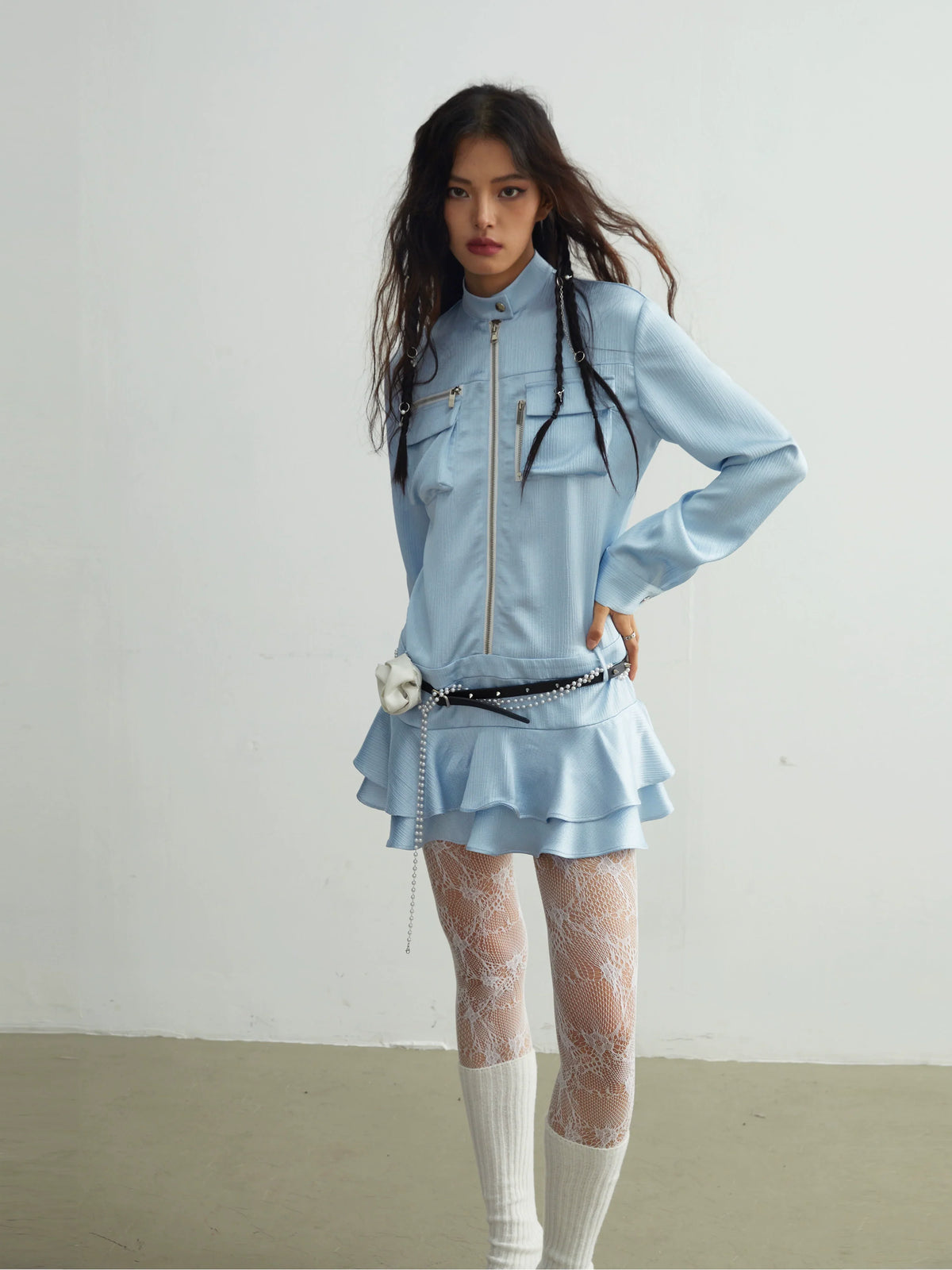 Vestido corto de satén de manga larga