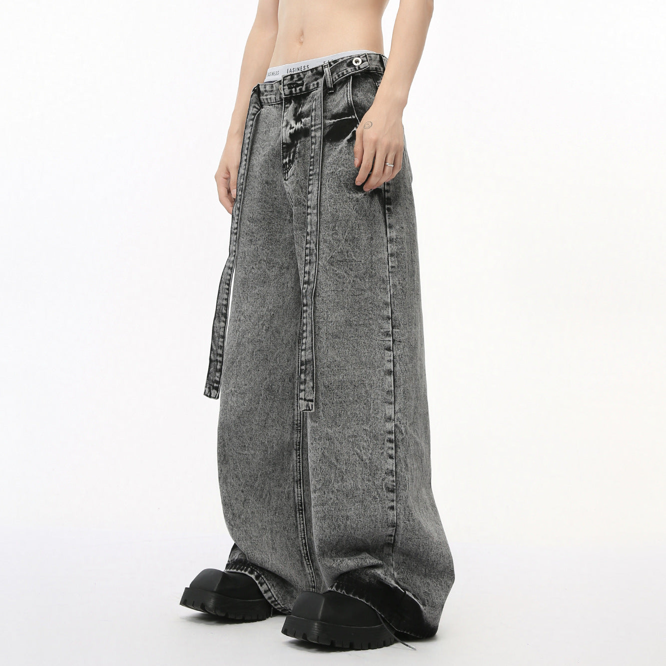 Jeans con silueta y diseño de cordones