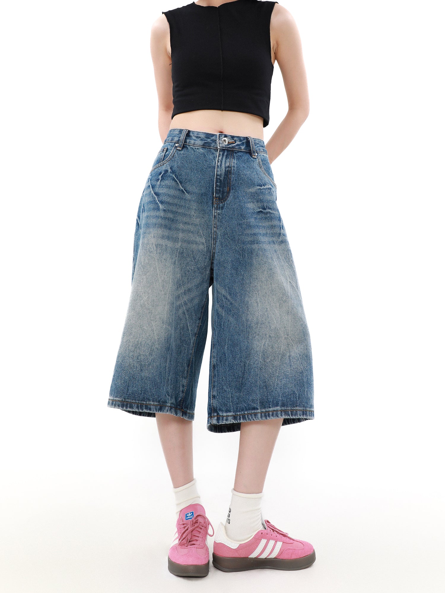 Pantalones cortos vaqueros holgados y desgastados