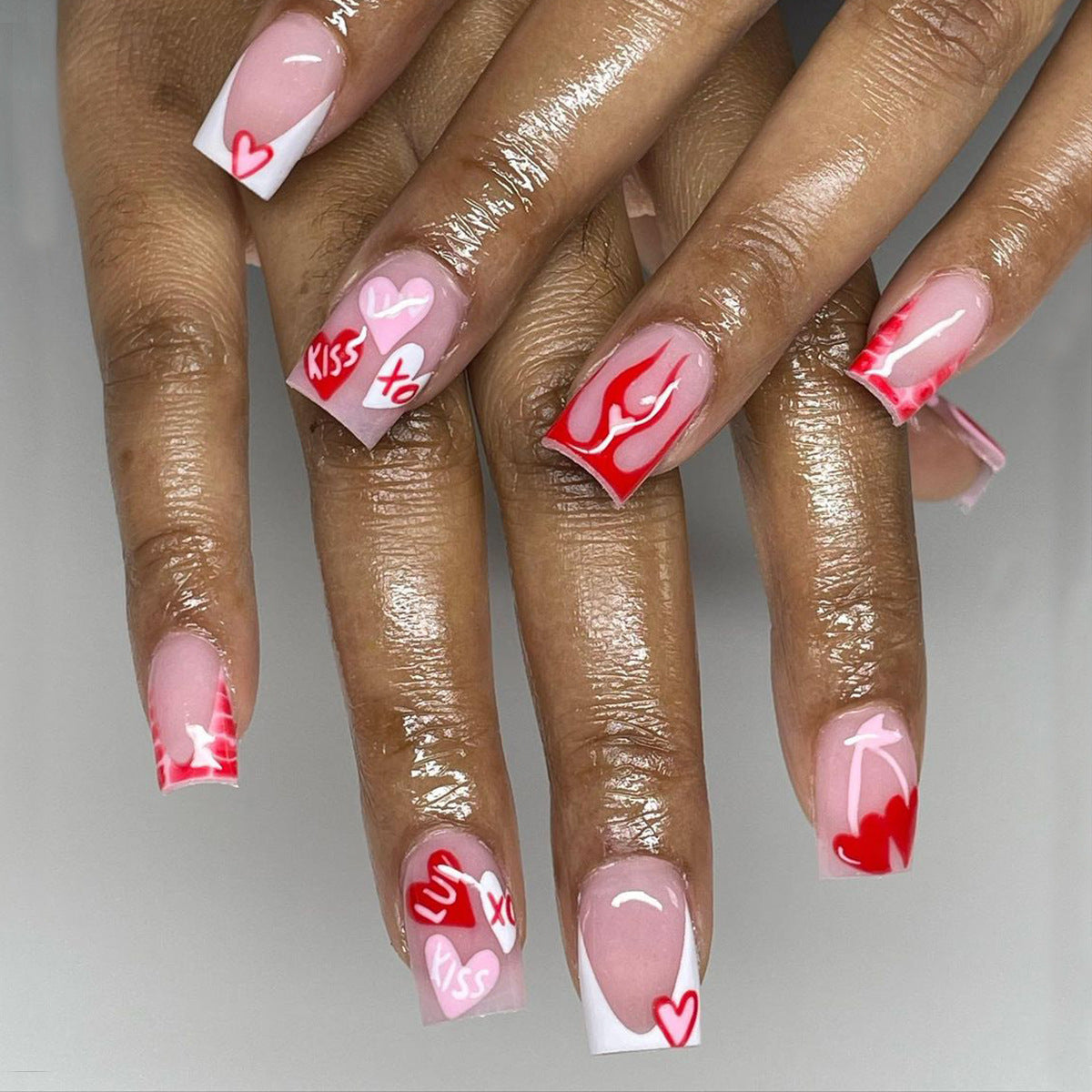 Serie de San Valentín: Uñas postizas francesas con borde blanco y llama roja