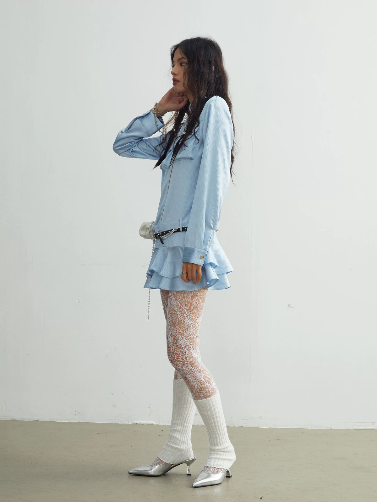 Vestido corto de satén de manga larga