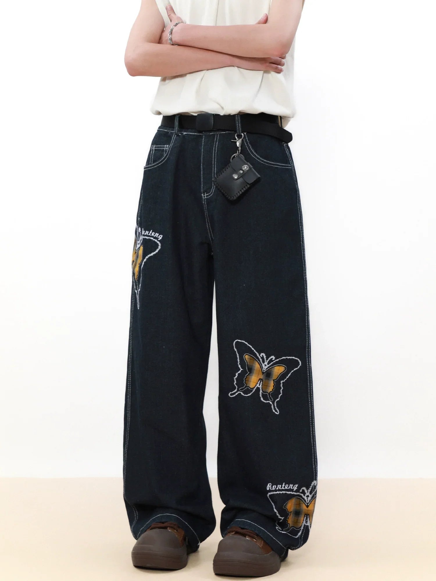 Jean droit en denim avec broderie papillon