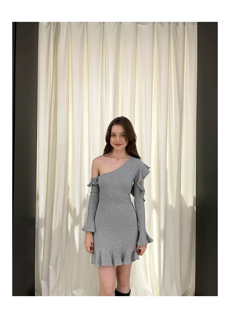 Robe en tricot à épaule dénudée avec volants