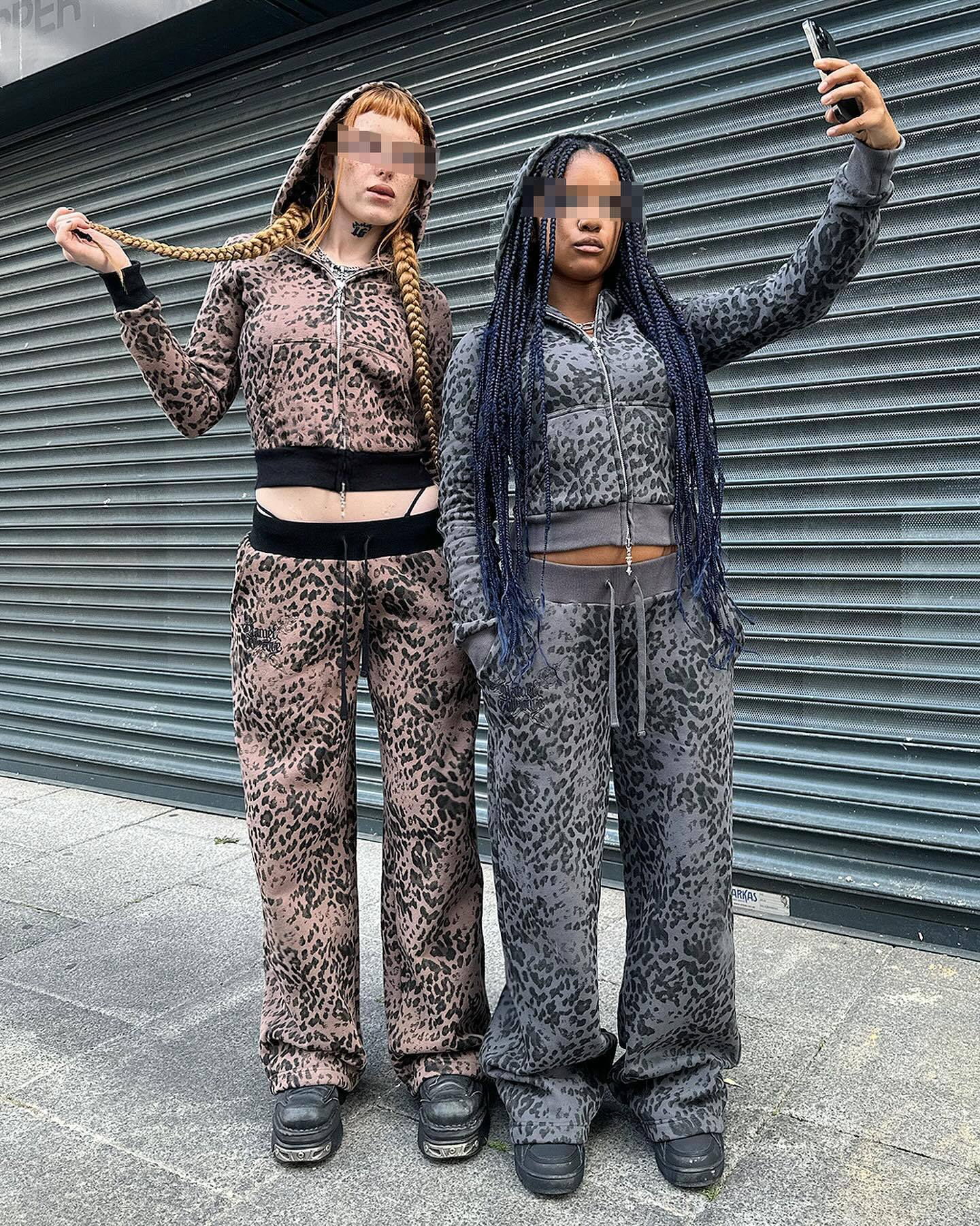 Conjunto de top corto y pantalón con efecto tie-dye Y2K