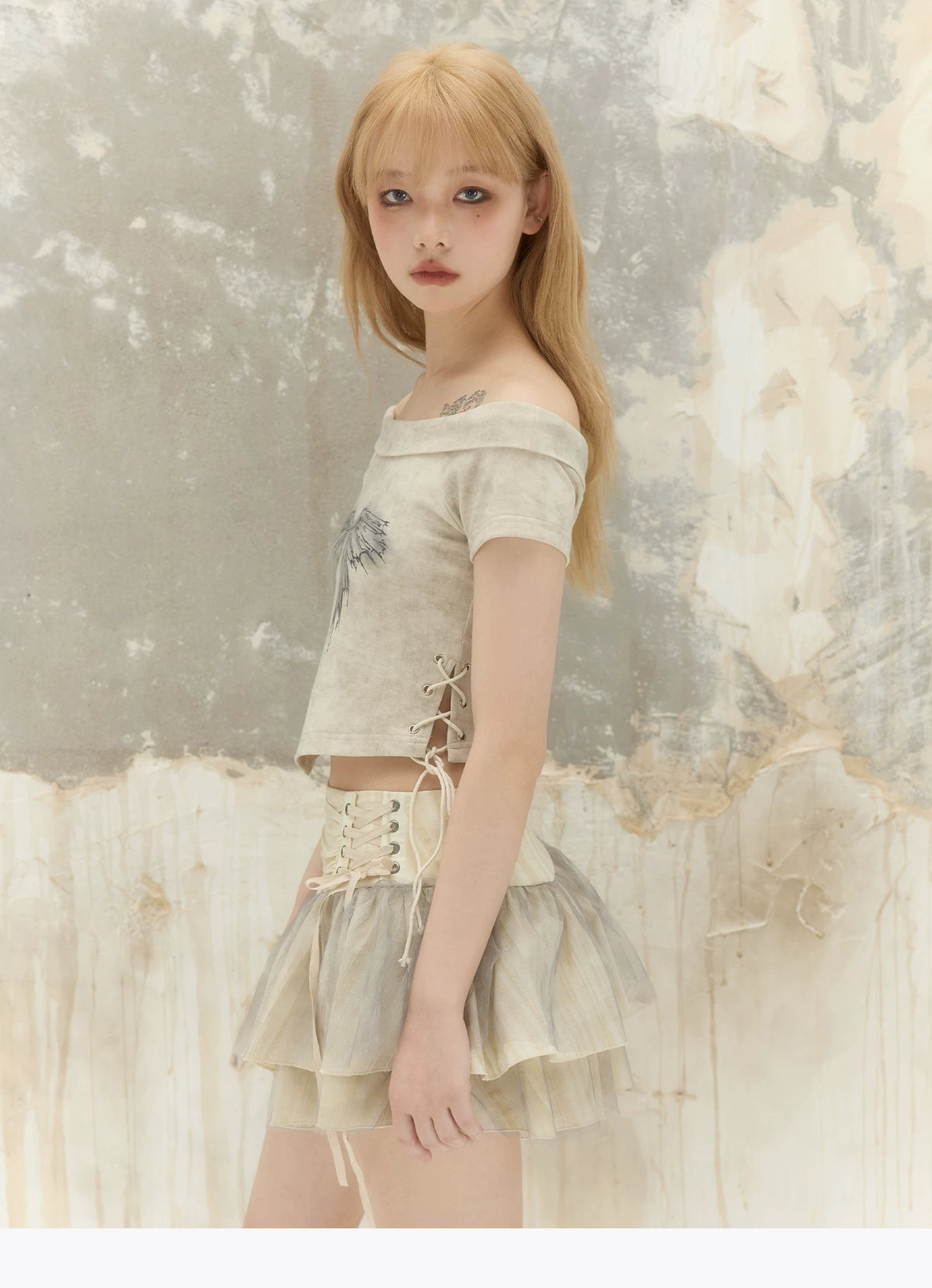Ballet Mesh Layered Low-Waist Tie-Up Ruffled Skirt ＆ Off-Shoulder Print Short Sleeve T-Shirt