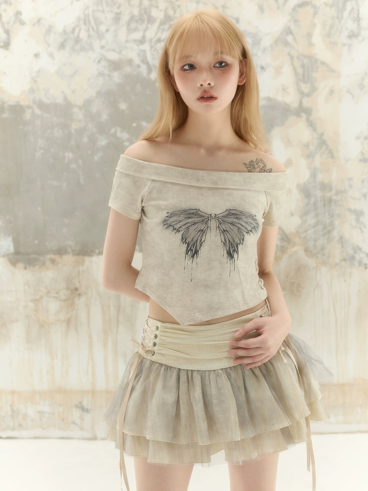 Ballet Mesh Layered Low-Waist Tie-Up Ruffled Skirt ＆ Off-Shoulder Print Short Sleeve T-Shirt
