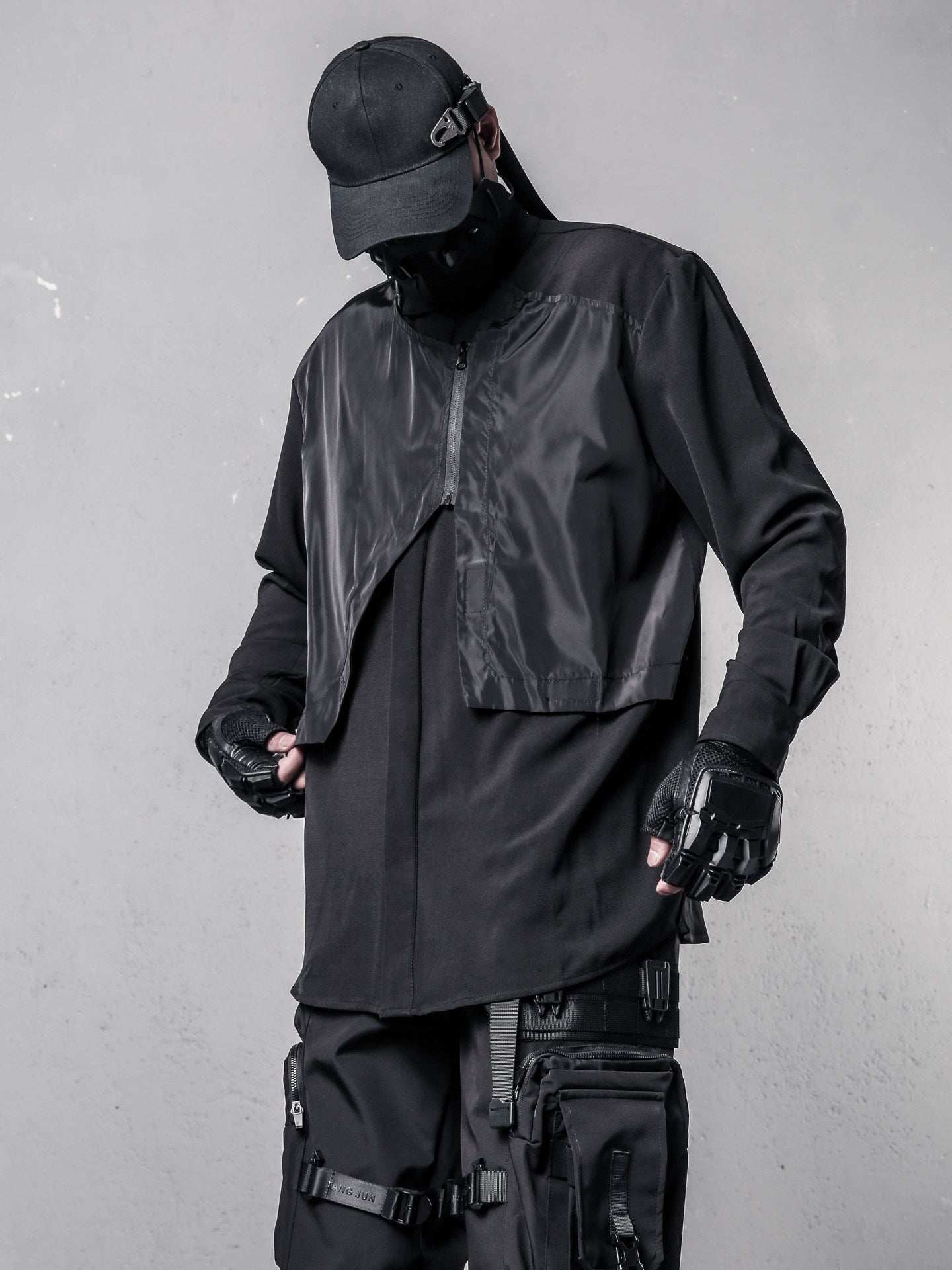Camicia a maniche lunghe con collo alto a strati irregolari e finti