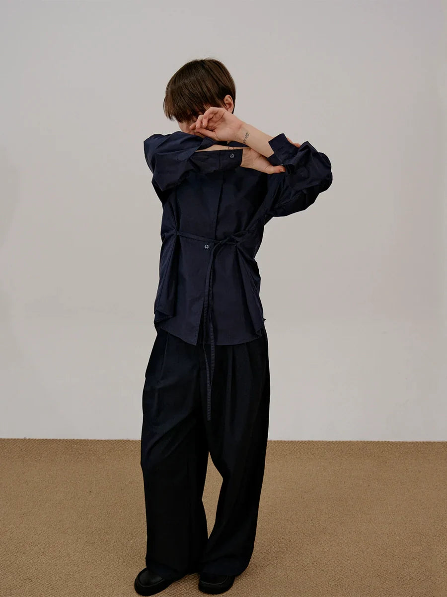Camicia a maniche lunghe con collo alto e cintura