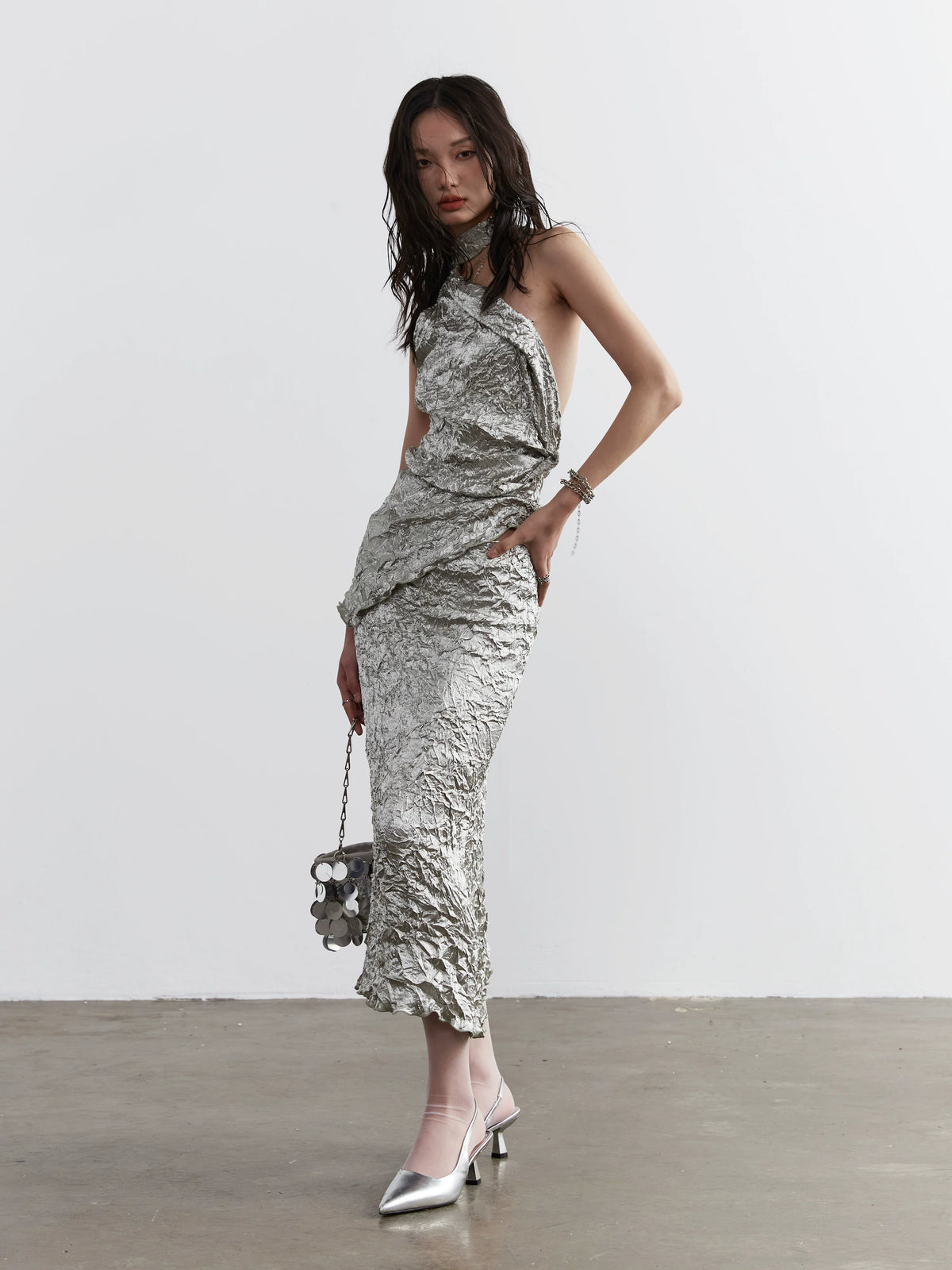 Conjunto de camisola y falda larga de satén metálico