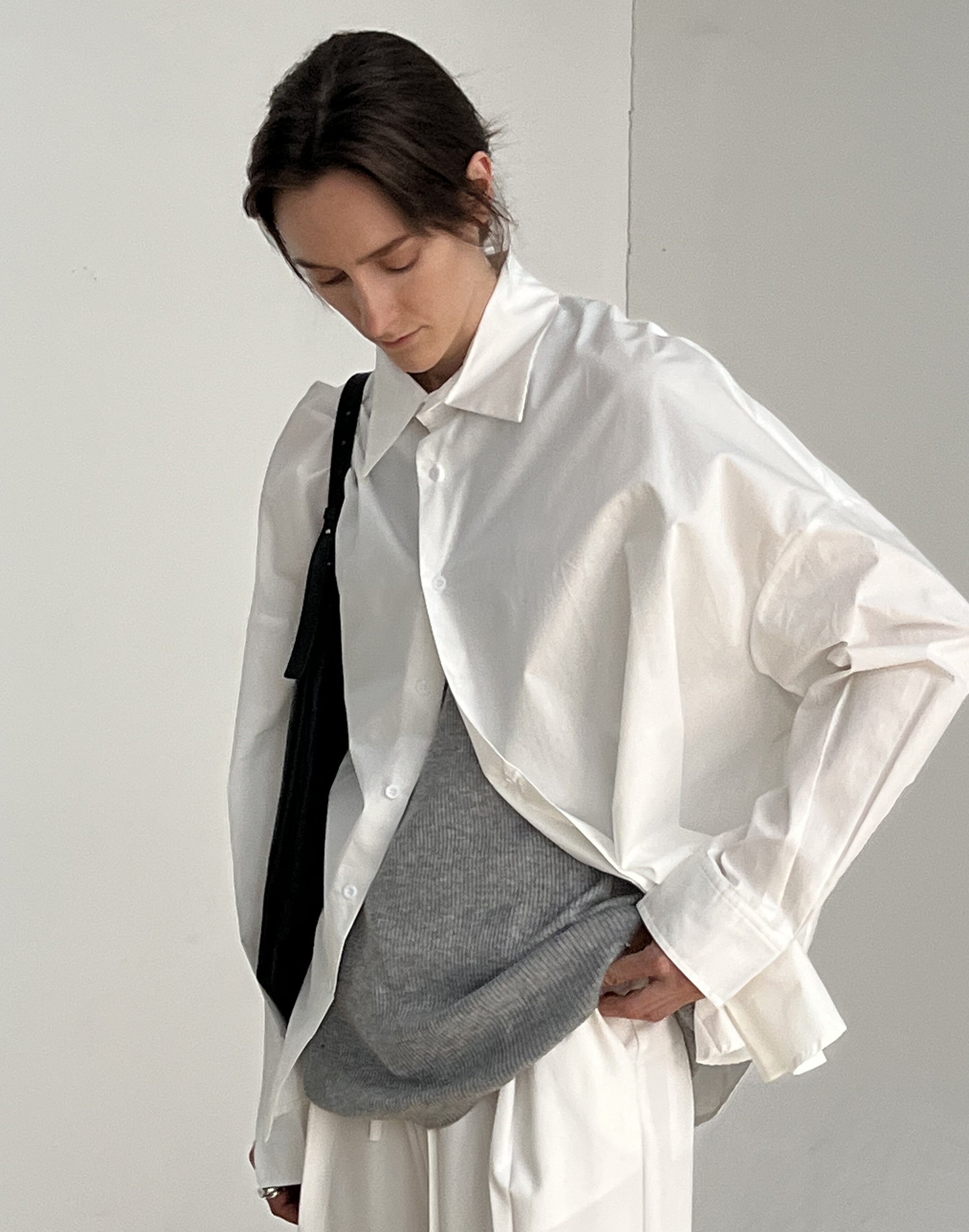 Camicia oversize a maniche lunghe con orlo curvo