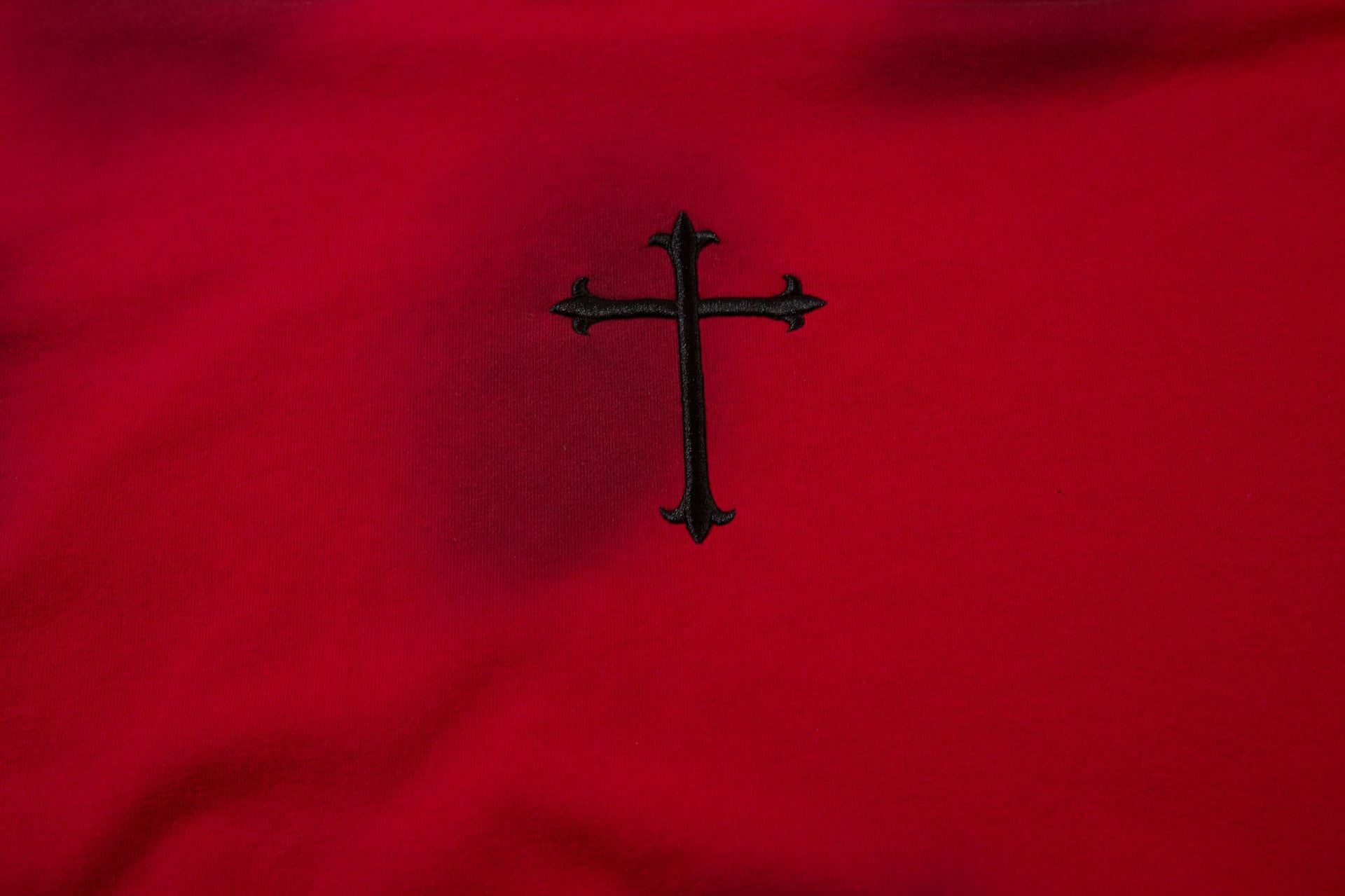 Sudadera con capucha con cruz bordada de Wasteland
