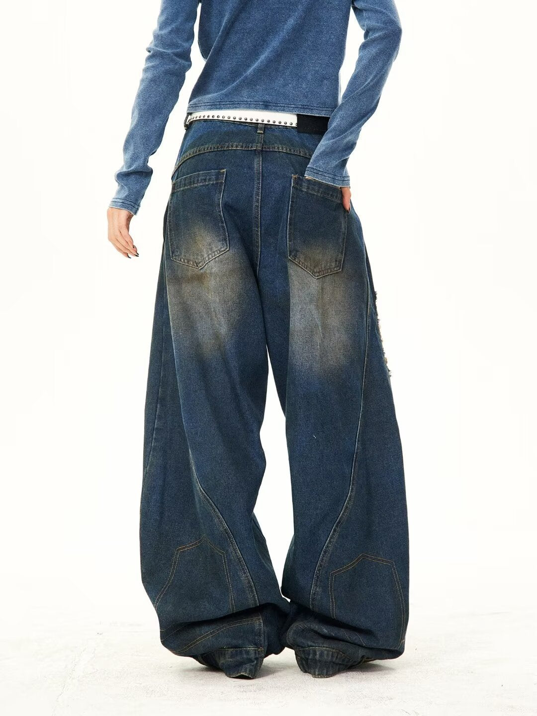 Jean délavé à jambes larges, déchiré et sale